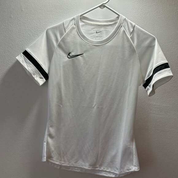 Nike tshirt - size S - like new - Picture 2 of 6